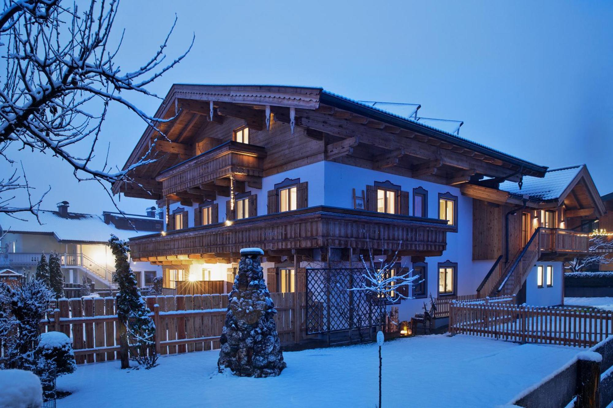 Bewegte Berge Apartments Saalfelden Exterior photo